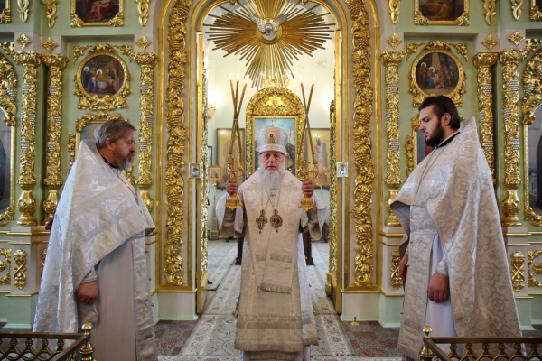 В день памяти прп. Пимена Великого епископ Василий совершил Божественную литургию вСвято-Лонгиновском храме г. Коряжмы