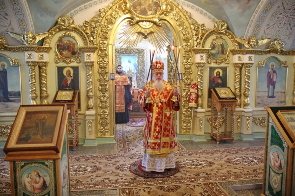 Епископ Василий совершил Всенощное бдение с чтением акафиста в Никольском храме г. Коряжмы 