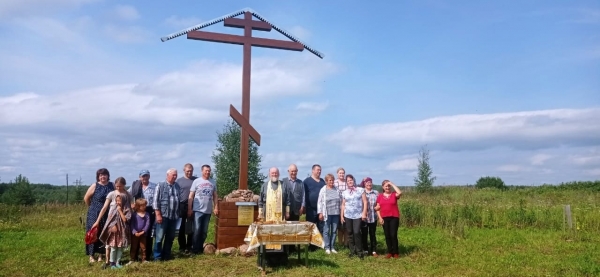 В Устьянском районе на месте старого кладбища установлен и освящен поклонный Крест