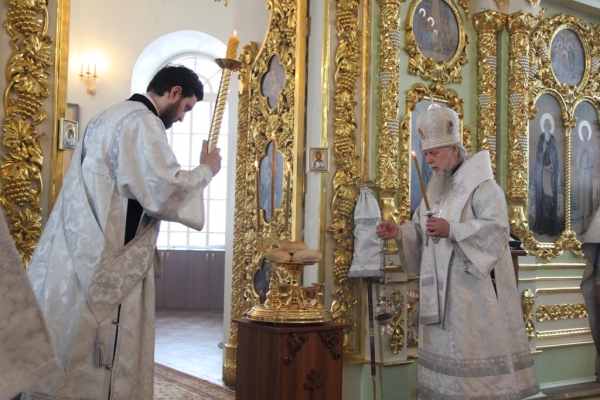 В Великую Субботу епископ Василий совершил Божественную литургию в Коряжме