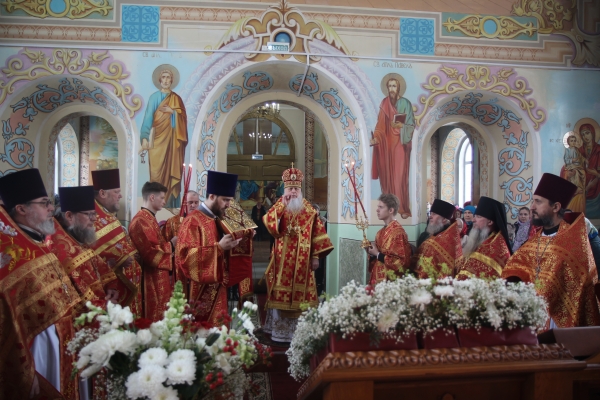 В Четверг Светлой Седмицы епископ Василий возглавил Божественную литургию в Котласе