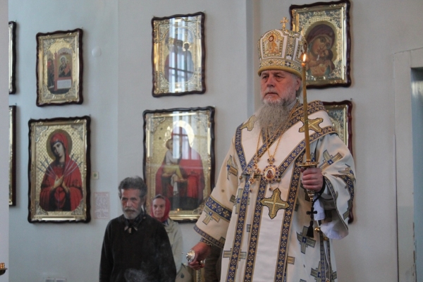 Накануне дня памяти Владимирской иконы Божией Матери епископ Котласский Василий совершил Всенощное бдение в Коряжме