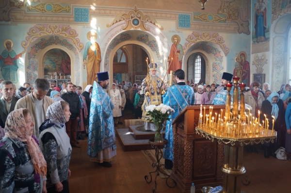В праздник Рождества Пресвятой Богородицы епископ Василий совершил Божественную литургию в храме в честь Владимирской иконы Божией Матери г. Котлас