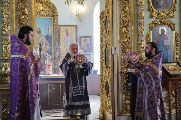 В праздник Воздвижения Креста Господня епископ Василий совершил Божественную литургию в Коряжме