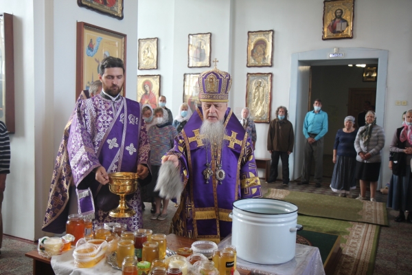 В праздник Происхождения Честных Древ Животворящего Креста Господня епископ Василий совершил Божественную литургию 