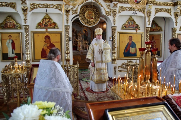 В день памяти апостола Матфия епископ Василий совершил Божественную литургию в Котласе