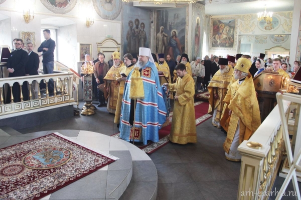 Новый управляющий Архангельской епархией совершил первую Литургию в столице Поморья