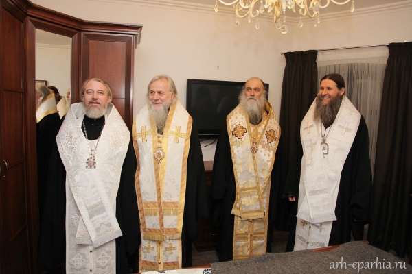 Четыре архиерея освятили Епархиальный паломнический центр в Архангельске
