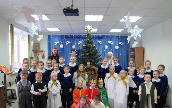 Воспитанники Воскресной школы Котласа поздравили прихожан с Рождеством Христовым