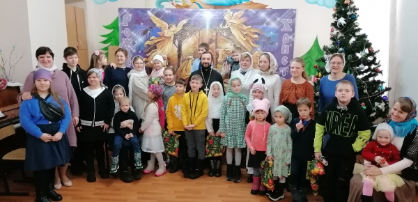 Воспитанники Воскресной школы поздравили прихожан Свято-Лонгинова храма с Рождеством Христовым