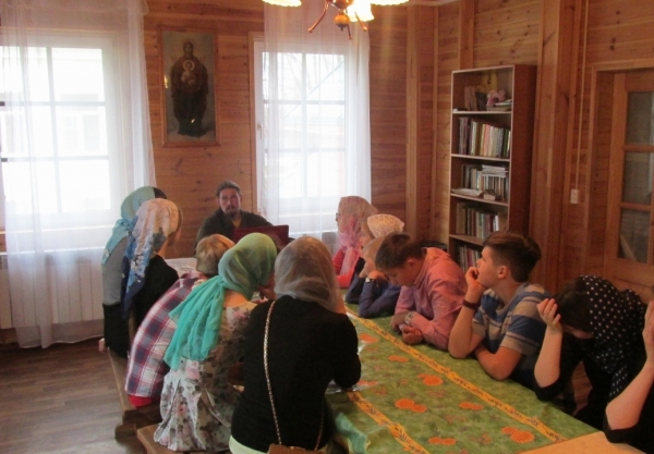 На уроке в воскресной школе г. Няндомы детям рассказали о Великой Отечественной Войне