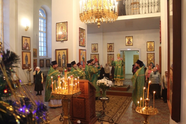 Епископ Василий в день памяти прп. Серафима Саровского совершил Литургию в Лонгиновом храме г. Коряжмы 