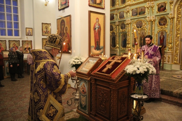 Накануне недели Крестопоклонной епископ Василий совершил Всенощное бдение в Коряжме