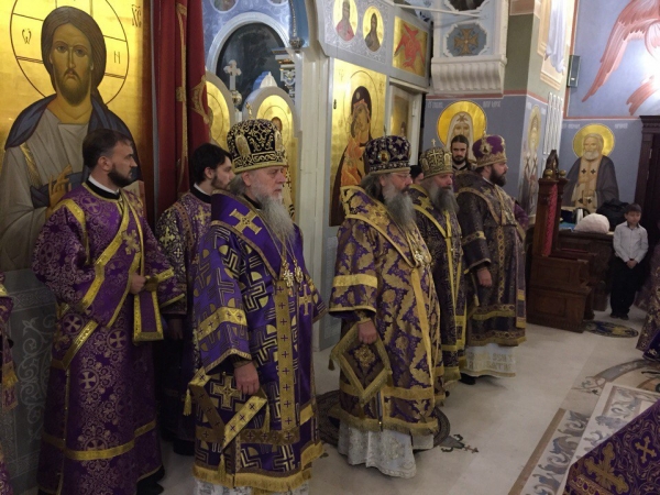 Епископ Василий сослужил митрополиту Кириллу Всенощное бдение в Успенском соборе Ташкента