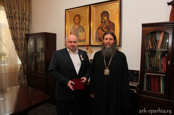 Митрополит Даниил наградил главу Коряжмы Валерия Елезова медалью Архангела Михаила