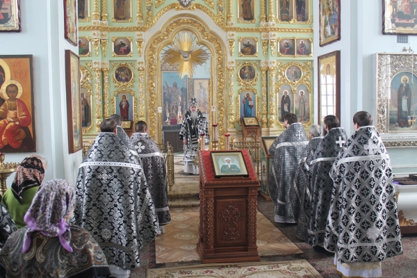 В день памяти обретения мощей блж. Матроны Московской епископ Василий совершил Божественную литургию