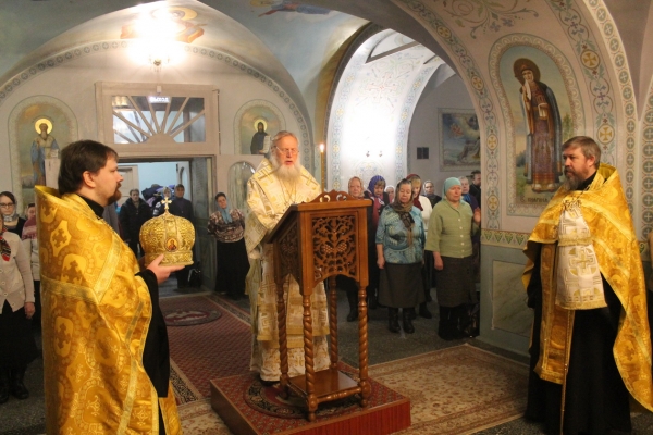 Епископ Василий совершил Всенощное бдение в Коряжме накануне дня памяти свт. Николая Чудотворца 