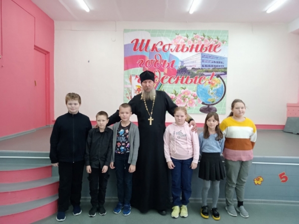 Ученики Мошинской средней школы встретились со священником