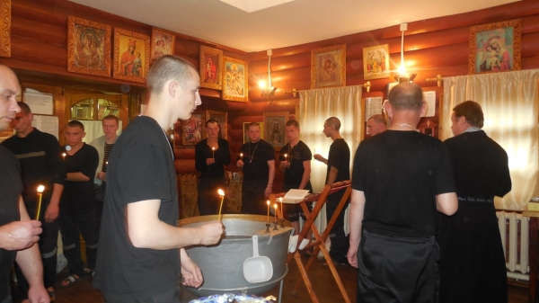 В храме в честь иконы Божией ИК №14 г. Вельска совершено Таинство Крещения