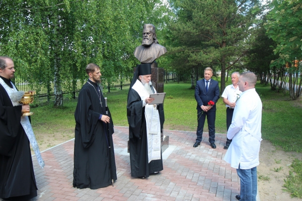 Епископ Василий принял участие в открытии памятника свт. Луки Крымского 