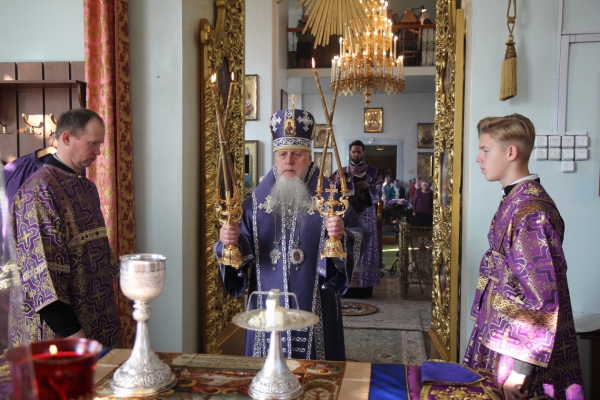 В праздник Воздвижения Креста Господня епископ Василий совершил Божественную литургию в Коряжме