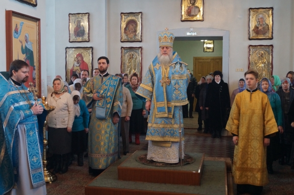 В неделю о мытаре и фарисее епископ Василий совершил Божественную литургию в Коряжме