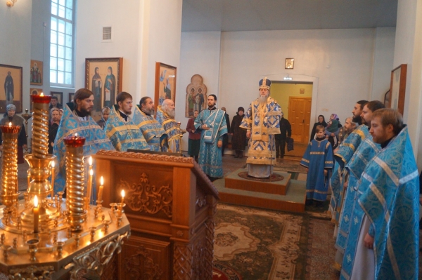 В день памяти иконы Божией Матери «Знамение» епископ Василий совершил Божественную литургию в храме прп. Лонгина Коряжемского