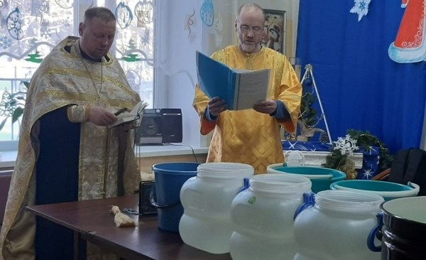 Няндомский священник совершил Великое освящение воды в доме-интернате для престарелых Каргополь 2