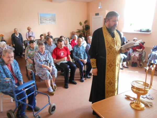 Жителей Коряжемского дома престарелых поздравили с Пасхой Христовой