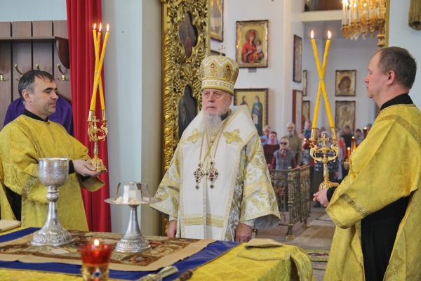 В Неделю 24-ю по Пятидесятнице епископ Василий совершил Божественную литургию в Коряжме