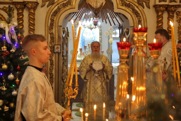 В день памяти архидиакона Стефана епископ Василий совершил Божественную литургию в Свято-Никольском храме г. Котласа