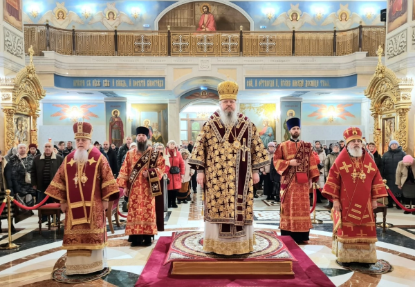 В праздник Архистратига Михаила архиереи Архангельской митрополии совершили Литургию в Михаило-Архангельском кафедральном соборе