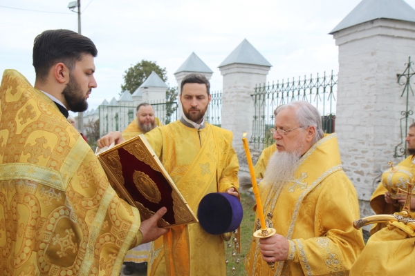 В Престольный Праздник епископ Василий совершил Божественную литургию в храме Спаса Нерукотворного Образа 