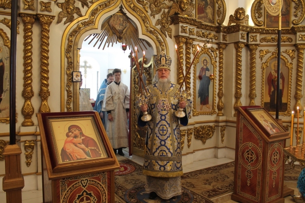 В день своего рождения епископ Василий совершил Божественную литургию в Свято-Никольском храме г. Котласа
