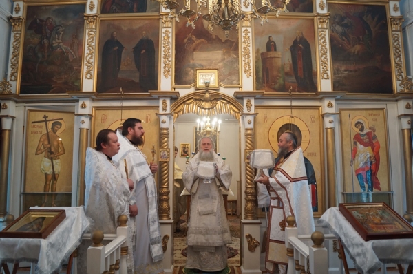 В неделю о мытаре и фарисее епископ Василий совершил Божественную литургию в Свято-Успенском храме г. Вельска