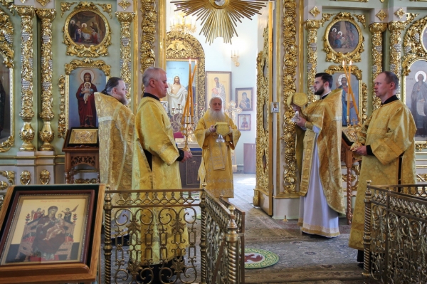 В день памяти Всех Святых епископ Василий совершил Божественную литургию 