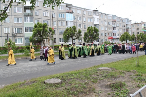 В 20-ю годовщину возвращения вериг и власяницы прп. Лонгина в Коряжме состоялся крестный ход по улицам города