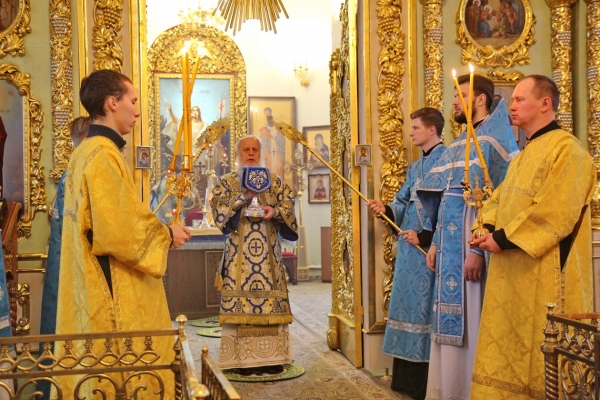 В день празднования иконы Божией Матери «Знамение» епископ Василий совершил Божественную литургию в Коряжме
