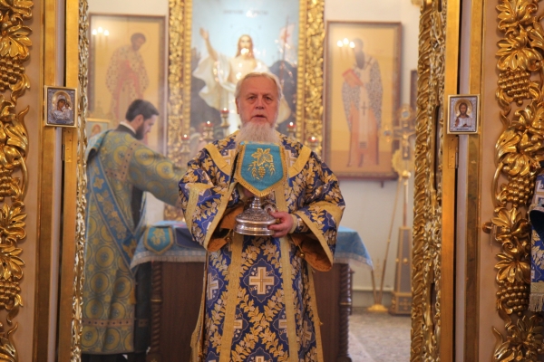 В праздник Казанской иконы Божией Матери епископ Василий совершил Божественную литургию 