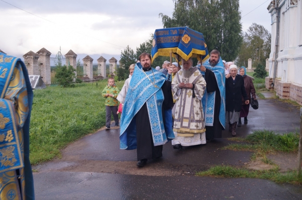 Епископ Василий совершил утреню с чином Погребения Пресвятой Богородицы
