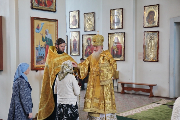 Накануне Недели Всех святых, в земле Русской просиявших епископ Василий совершил Всенощное бдение