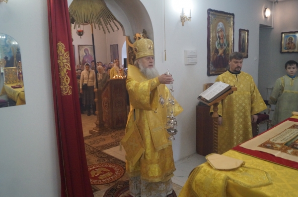 В праздник Собора новомучеников и исповедников Церкви Русской епископ Василий совершил Литургию в Котласе