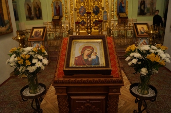 Накануне празднования Казанской иконе Божией Матери епископ Василий совершил Всенощное бдение в Свято-Лонгиновом храме г. Коряжма