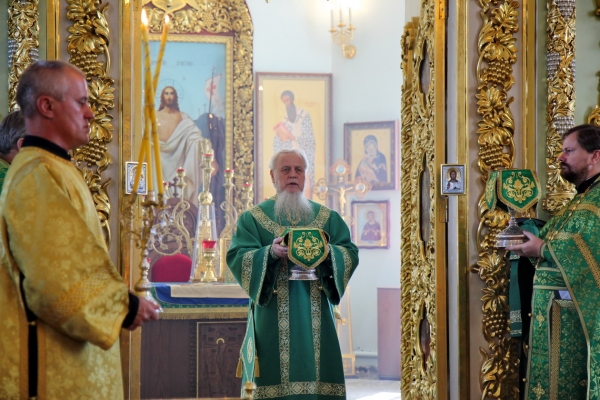В день памяти обретения мощей прп. Сергия Радонежского епископ Василий совершил Божественную литургию в Коряжме