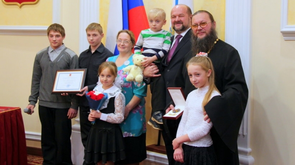 Президент РФ Владимир Путин наградил семью красноборского священника орденом «Родительская слава»