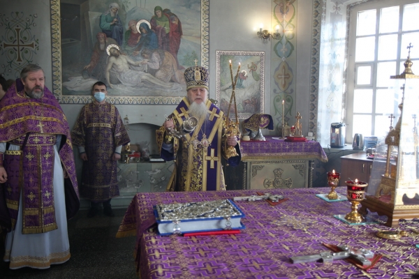В неделю Крестопоклонную епископ Василий совершил Божественную литургию в Коряжме