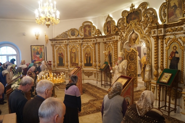 В неделю 37-ю по Пятидесятнице епископ Василий совершил Божественную литургию в Свято-Никольском храме г. Котласа