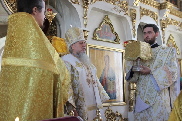 В день памяти свт. Филиппа, митрополита Московского епископ Василий совершил Божественную литургию в Котласе