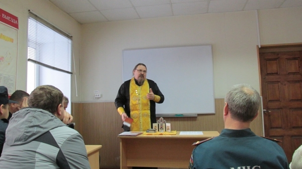 Няндомский священник поздравил сотрудников МЧС с официальным праздником 