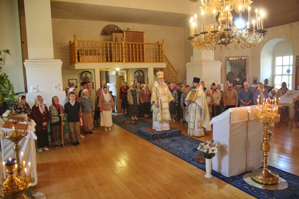 В день памяти святых отцов I Вселенского Собора епископ Василий совершил Божественную литургию в Павловске